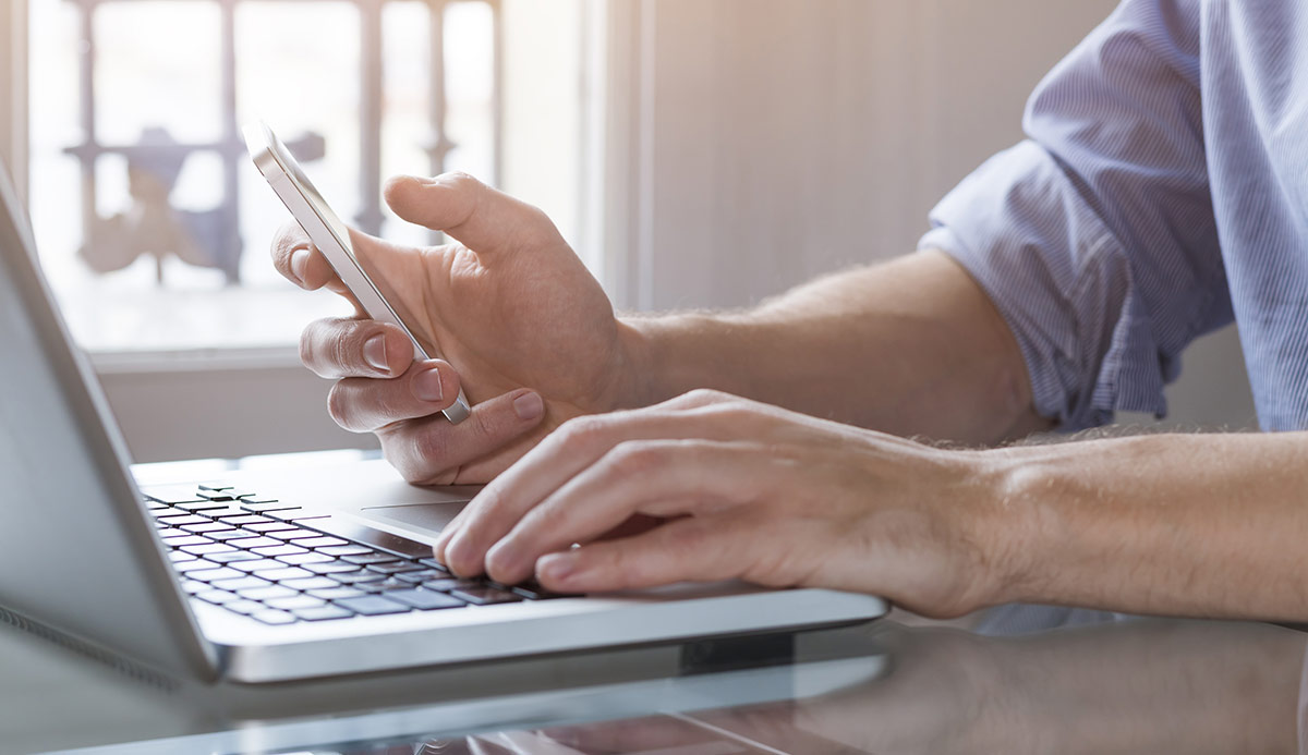 Laptop und Smartphone